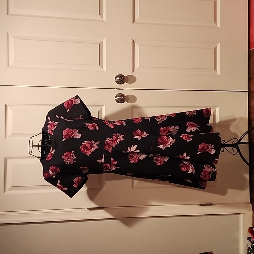 EUC Kate spade flower dress. Lined zip up back